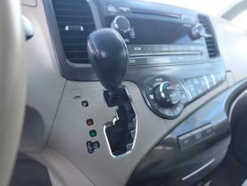 2014 Toyota Sienna - Image 23