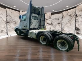 2017 VOLVO COMMERCIAL VNL
