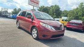 2017 Toyota Sienna - Image 3