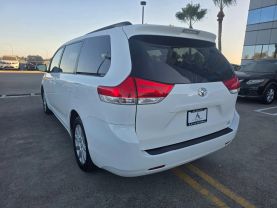 2014 Toyota Sienna - Image 4