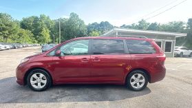 2017 Toyota Sienna - Image 8