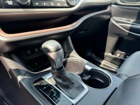 2019 TOYOTA HIGHLANDER SUV V6, 3.5 LITER LE PLUS SPORT UTILITY 4D