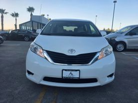 2014 Toyota Sienna - Image 2