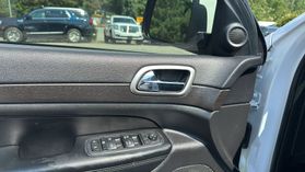2017 Jeep Grand Cherokee - Image 11