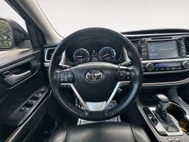 2015 TOYOTA HIGHLANDER SUV WHITE AUTOMATIC - CARPALACE, Chantilly, VA. 38.91645215435775, -77.47495885092432