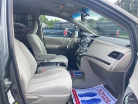 2011 TOYOTA SIENNA