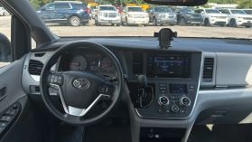 2017 Toyota Sienna - Image 26