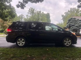 2014 Toyota Sienna - Image 2