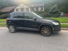 2011 Volkswagen Tiguan - Image 2