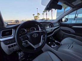 2017 Toyota Highlander - Image 23