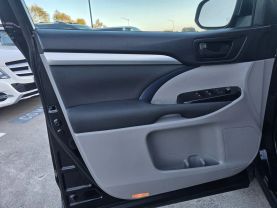 2017 Toyota Highlander - Image 19