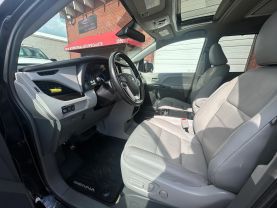 2019 TOYOTA SIENNA VAN V6, 3.5 LITER XLE MINIVAN 4D