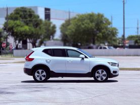 2021 VOLVO XC40