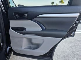 2017 Toyota Highlander - Image 15