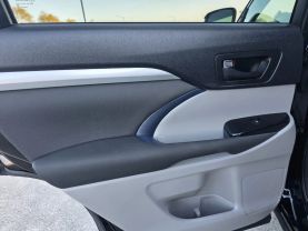 2017 Toyota Highlander - Image 13