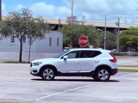 2021 VOLVO XC40