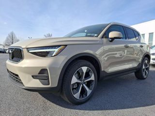 2025 VOLVO XC40 CORE