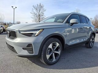 2025 VOLVO XC40 CORE