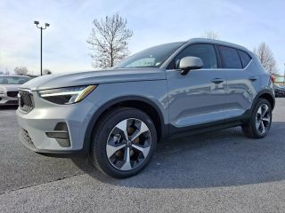 2025 VOLVO XC40 CORE