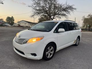 2016 TOYOTA SIENNA LE
