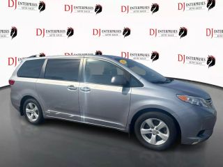2017 TOYOTA SIENNA LE