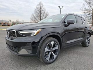 2025 VOLVO XC40 CORE