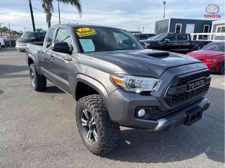2017 TOYOTA TACOMA SR