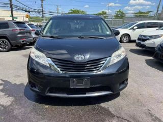 Image of 2017 TOYOTA SIENNA