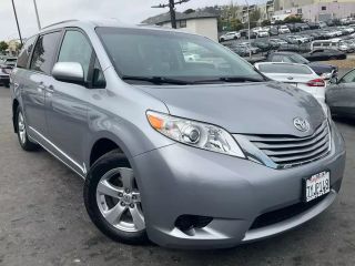 2017 TOYOTA SIENNA LE