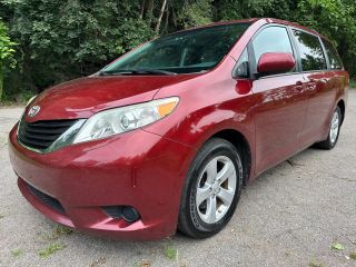 2013 TOYOTA SIENNA LE