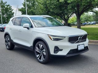 2025 VOLVO XC40 B5 PLUS BRIGHT THEME SPORT UTILITY 4D
