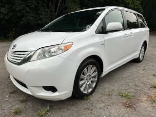 2017 TOYOTA SIENNA LE