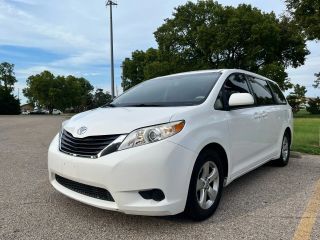 2014 TOYOTA SIENNA LE