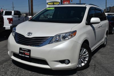 2015 Toyota Sienna - Image 1