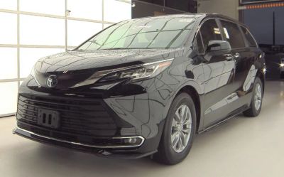 2022 Toyota Sienna - Image 1
