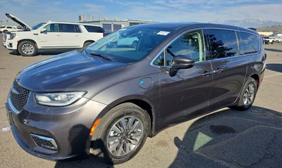 2023 Chrysler Pacifica Hybrid - Image 1