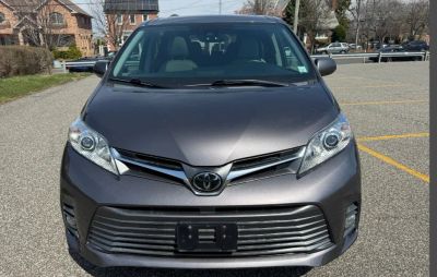 2020 Toyota Sienna - Image 1