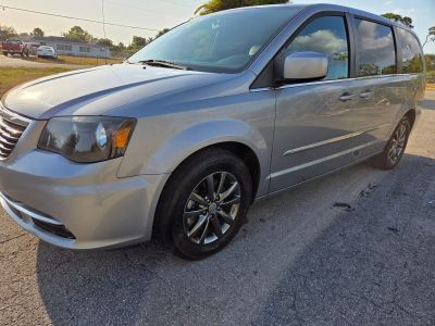 2014 Chrysler Town & Country - Image 1