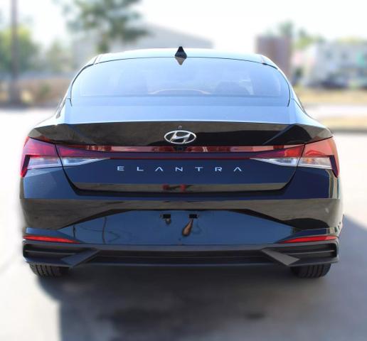 2022 Hyundai Elantra SEL photo 6