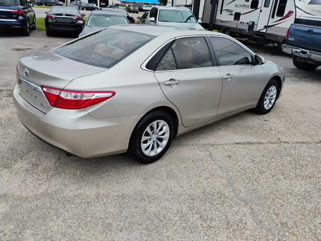 2016 Toyota Camry LE photo 3