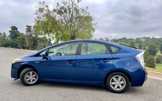 2010 TOYOTA PRIUS III HATCHBACK 4D