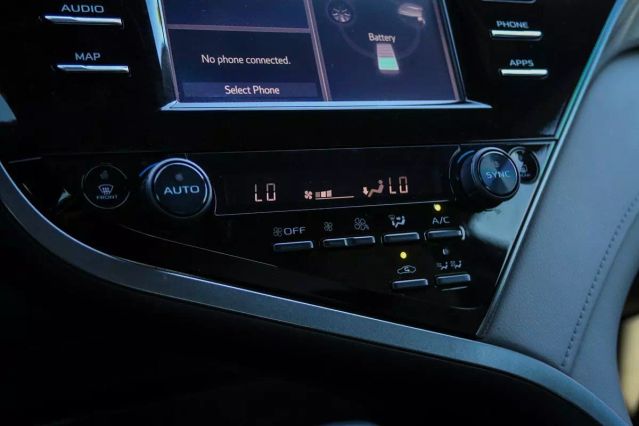 2019 TOYOTA CAMRY HYBRID SE SEDAN 4D
