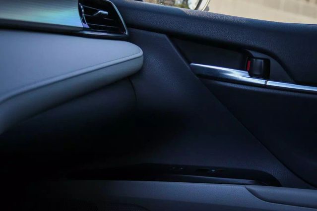 2019 TOYOTA CAMRY HYBRID SE SEDAN 4D