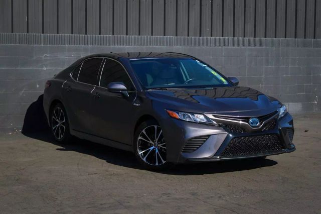 2019 TOYOTA CAMRY HYBRID SE SEDAN 4D
