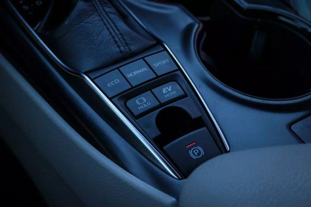 2019 TOYOTA CAMRY HYBRID SE SEDAN 4D