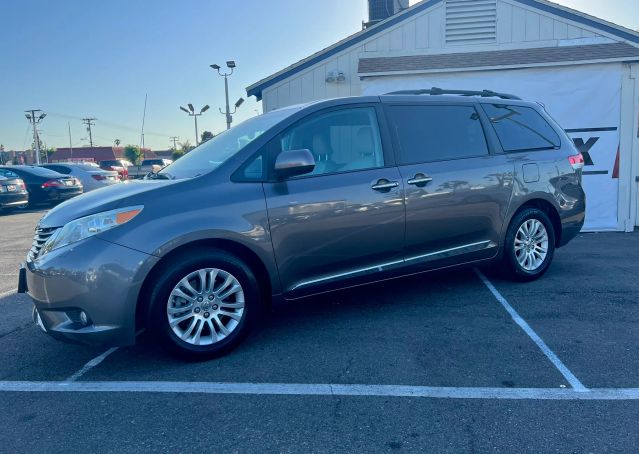2013 TOYOTA SIENNA XLE MINIVAN 4D