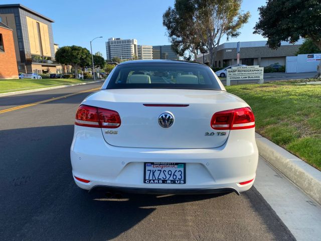 2012 VOLKSWAGEN EOS LUX HARD TOP CONVERTIBLE 2D
