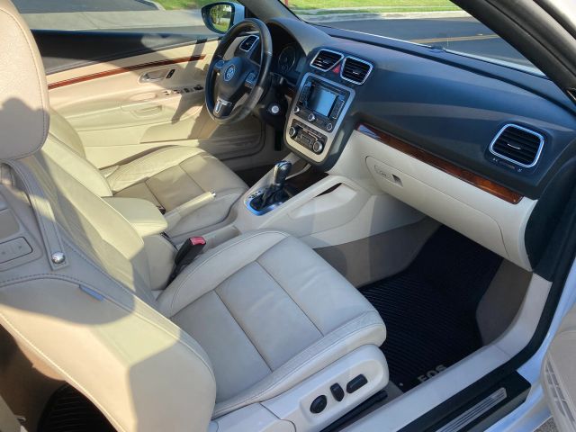 2012 VOLKSWAGEN EOS LUX HARD TOP CONVERTIBLE 2D