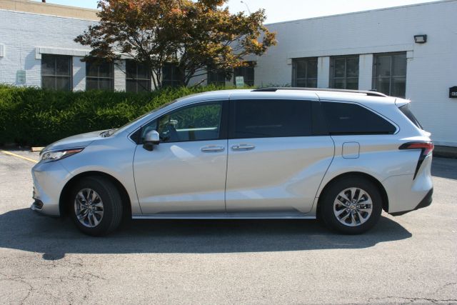 2022 Toyota Sienna - Image 16