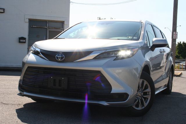 2022 Toyota Sienna - Image 5